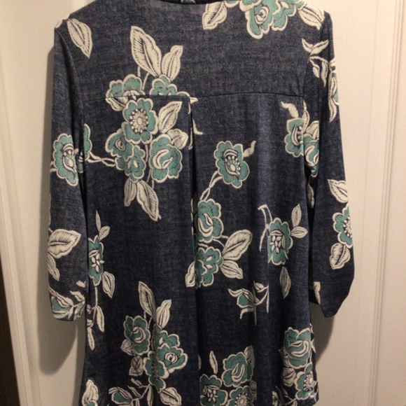 NWT Women’s Floral Mermaid Cove 3/4 Button Roll Up Sleeve Top - Size Small - Picture 2 of 4
